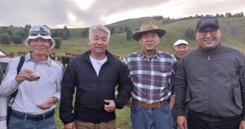 2024년 7월 몽골 바양골 농축산 시범농장을 방문한 자담바 헨흐바야르(왼쪽서 2번째) 제1부총리 겸 식품농업부장관과 이성욱(왼쪽서 3번째) 위원장. [몽골 에르덴솜 농공단지 조성 추진위원회 제공]