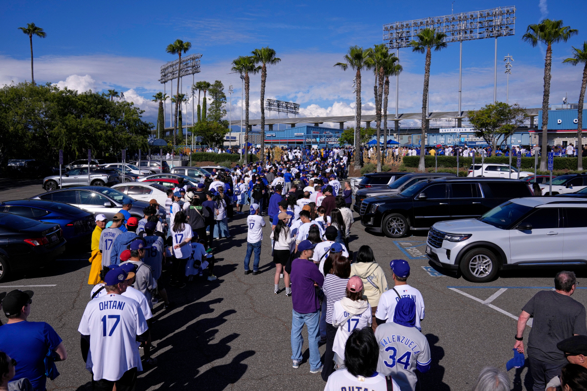오타니 쇼헤이의 바블헤드 데이인 11일(한국시각) 팬들이 다저스타디움에 외곽에 길게 줄을 서서 기다리고 있다. AP연합뉴스
