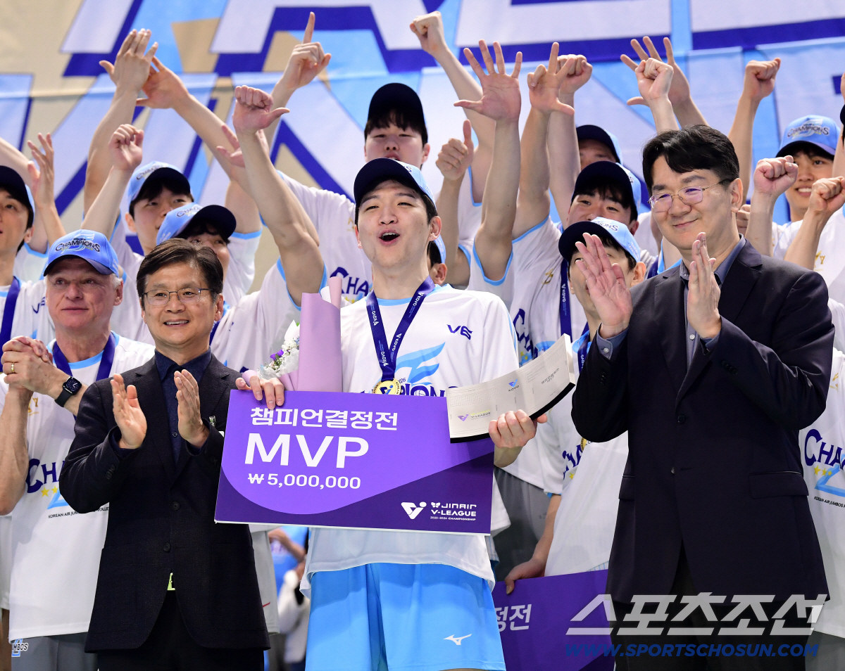 10일 인천 계양체육관에서 열린 배구 V리그 남자부 챔피언결정전 5차전. 대한항공이 현대캐피탈에 승리하며 통합우승을 달성했다. MVP 수상하고 있는 대한항공 정지석. 인천=송정헌 기자 songs@sportschosun.com/2026.04.10/