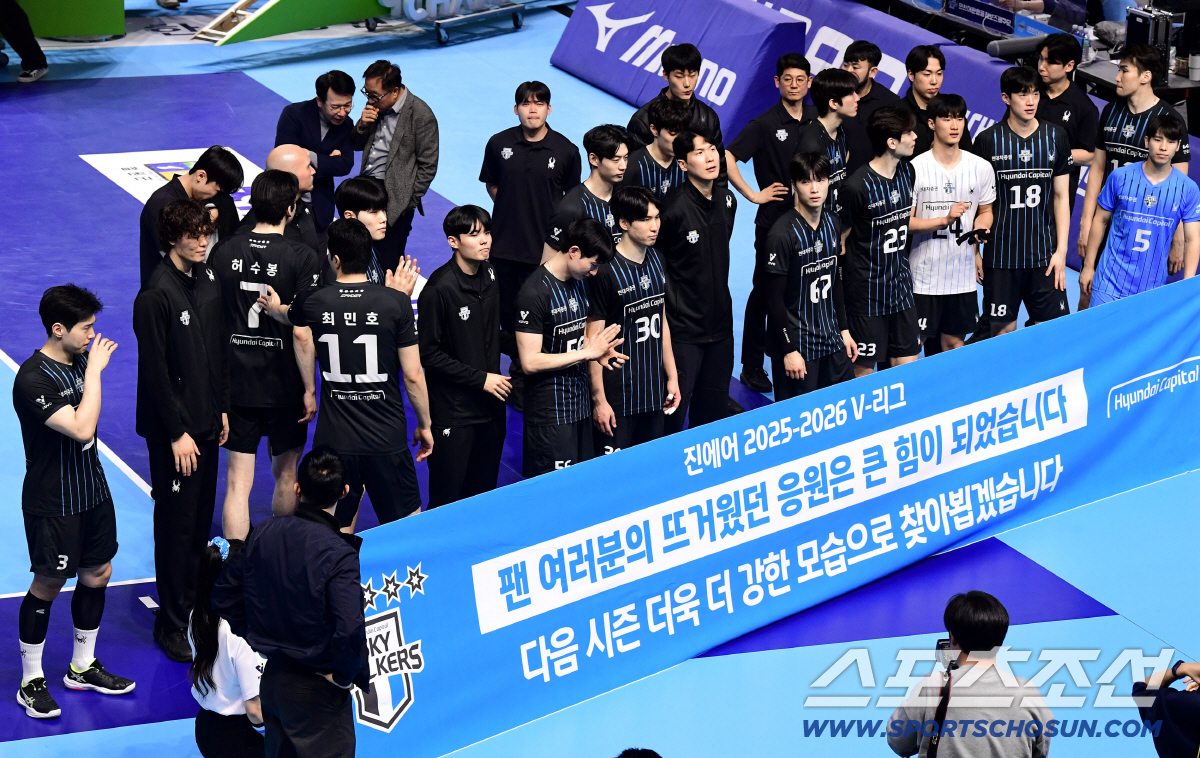 10일 인천 계양체육관에서 열린 배구 V리그 남자부 챔피언결정전 5차전. 대한항공이 현대캐피탈에 승리하며 통합우승을 달성했다. 아쉽게 준우승 차지한 현대캐피탈. 인천=송정헌 기자 songs@sportschosun.com/2026.04.10/