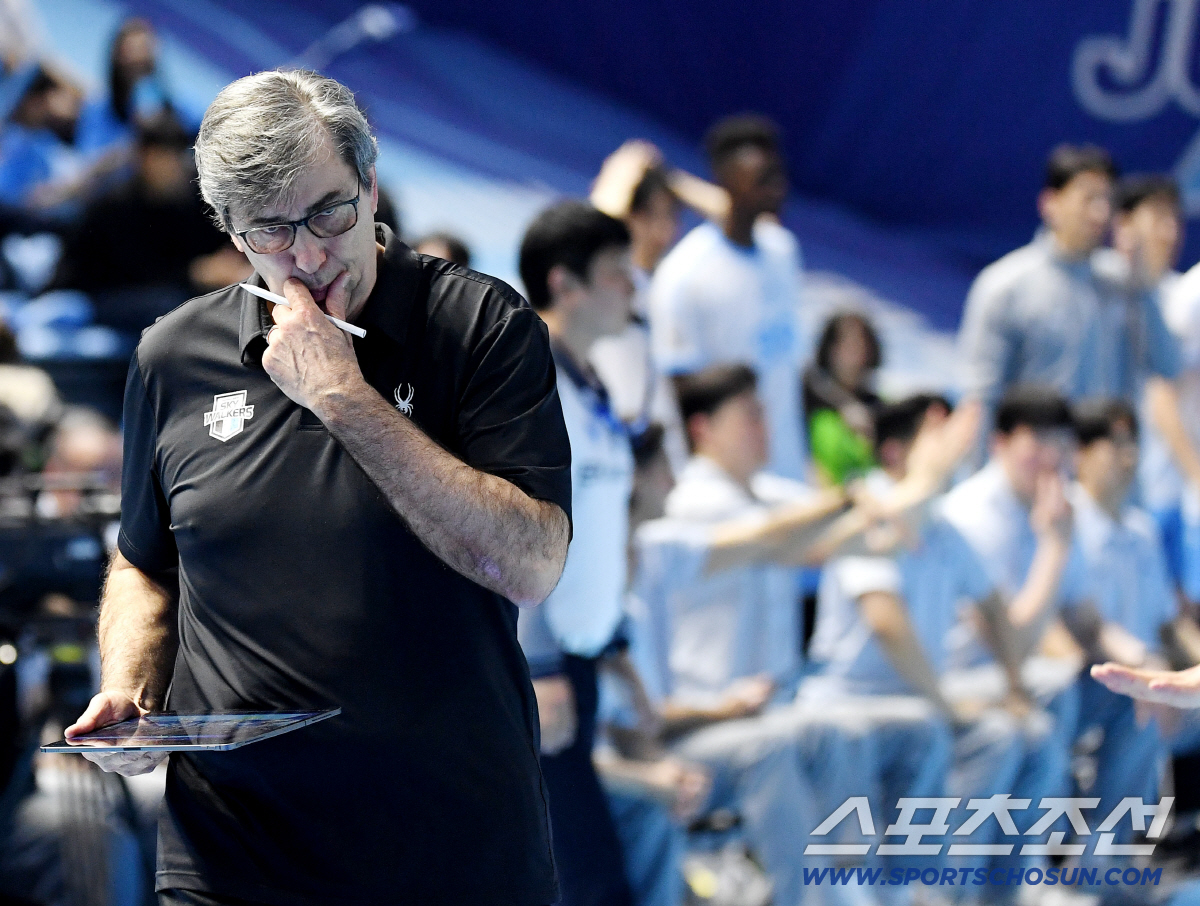 10일 인천 계양체육관에서 열린 배구 V리그 남자부 챔피언결정전 5차전 현대캐피탈과 대한항공의 경기. 생각에 잠긴 현대캐피탈 블랑 감독. 인천=송정헌 기자 songs@sportschosun.com/2026.04.10/