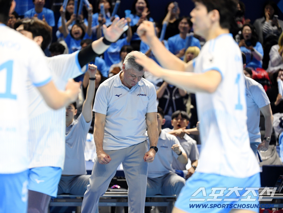 10일 인천 계양체육관에서 열린 배구 V리그 남자부 챔피언결정전 5차전 현대캐피탈과 대한항공의 경기. 득점에 기뻐하는 대한항공 헤난 감독. 인천=송정헌 기자 songs@sportschosun.com/2026.04.10/