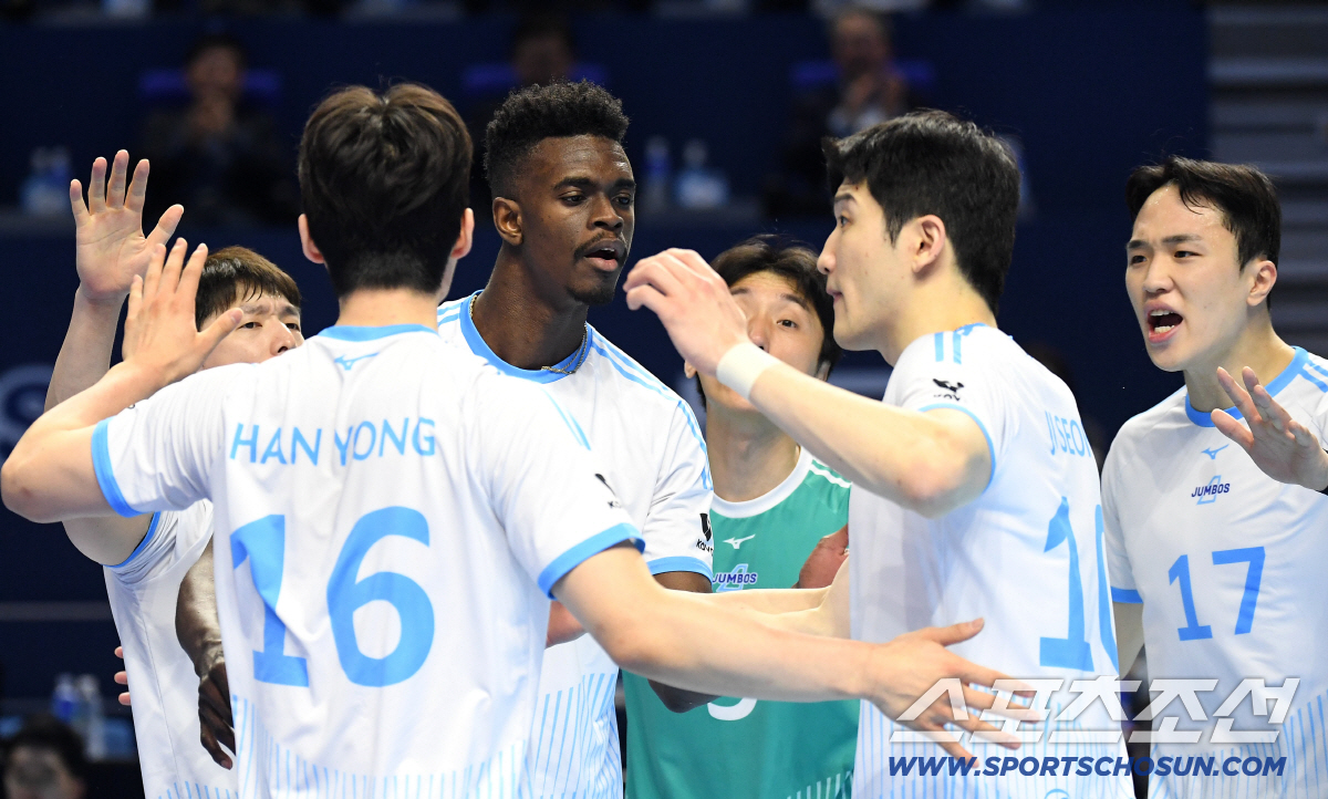 10일 인천 계양체육관에서 열린 배구 V리그 남자부 챔피언결정전 5차전 현대캐피탈과 대한항공의 경기. 득점에 기뻐하는 대한항공 헤난 감독. 인천=송정헌 기자 songs@sportschosun.com/2026.04.10/