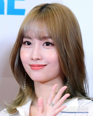 트와이스 모모, 월드투어 중 생니 발치..혹사 수준 일정이었나