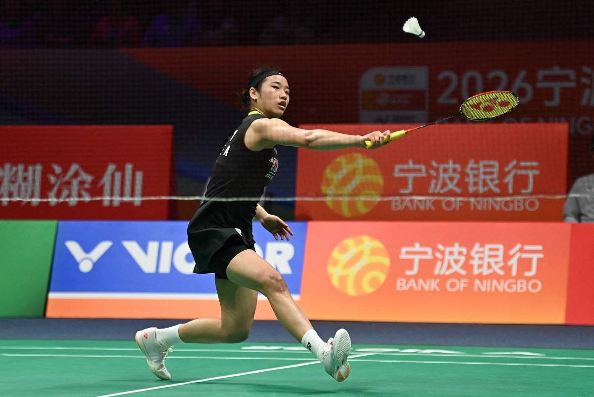 South Korea's An Se-young hits a return to South Korea?s Sim Yu-jin during their women's singles semifinal match at the Badminton Asia Championship in Ningbo, eastern China's Zhejiang province on April 11, 2026. (Photo by CN-STR / AFP) / China OUT