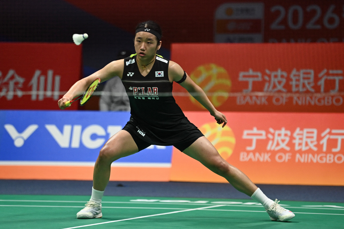 South Korea's An Se-young hits a return to South Korea?s Sim Yu-jin during their women's singles semifinal match at the Badminton Asia Championship in Ningbo, eastern China's Zhejiang province on April 11, 2026. (Photo by CN-STR / AFP) / China OUT