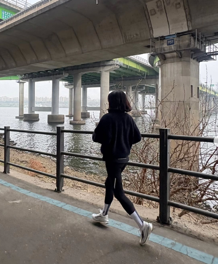 '한강 러닝 뛴' 한혜연, 얼굴 반쪽 됐네...44kg 뼈말라 몸매 "다치지 않기"