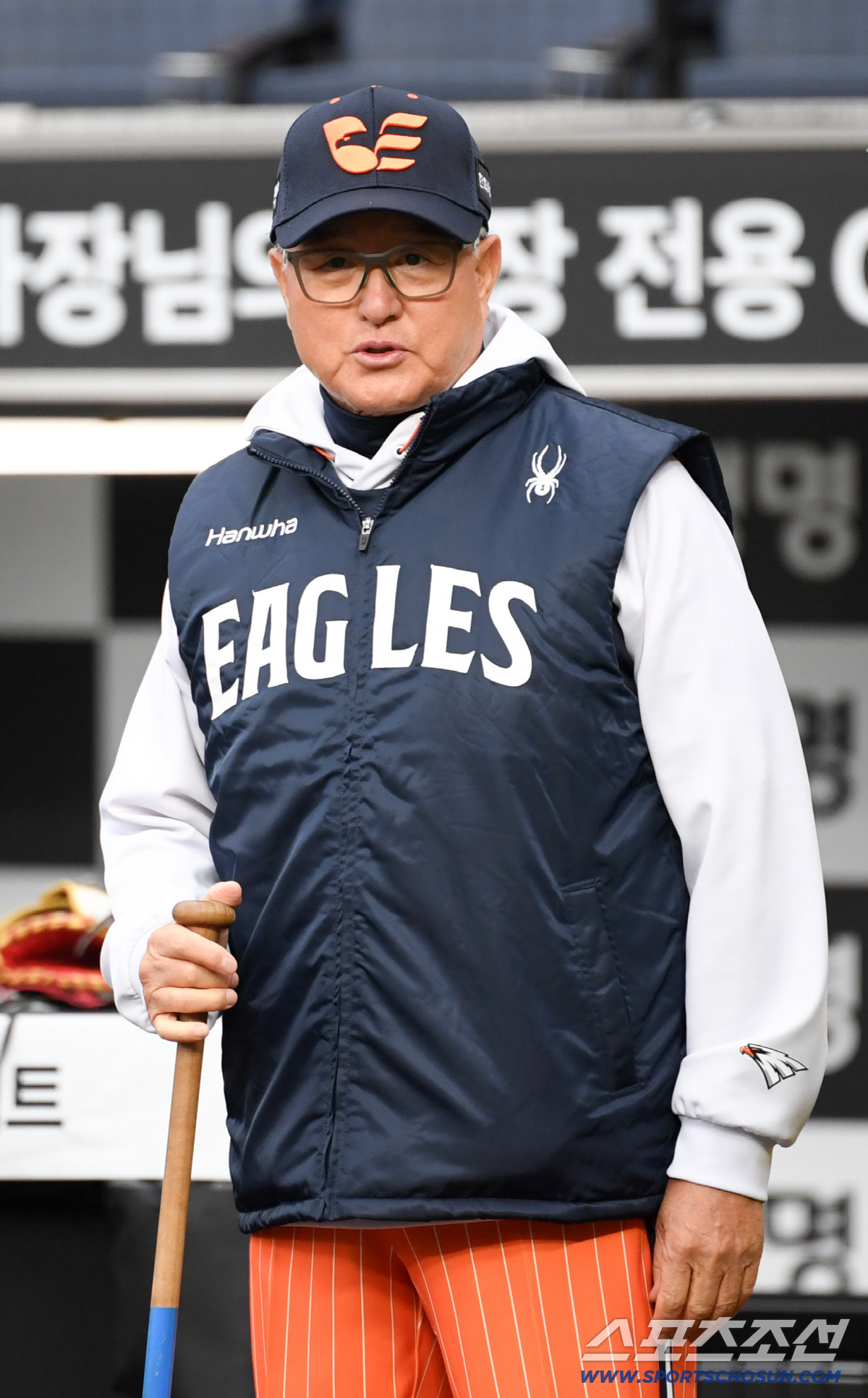 10일 대전 한화생명볼파크에서 열린 한화와 KIA의 경기. 김경문 감독이 훈련을 지켜보고 있다. 대전=박재만 기자 pjm@sportschosun.com/2026.04.10/