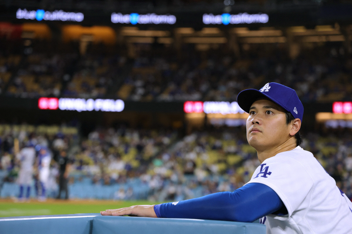LOS ANGELES, CALIFORNIA - APRIL 10: Shohei Ohtani #17 of the Los Angeles Dodgers watches from the dugout steps during the ninth inning against the Texas Rangers at Dodger Stadium on April 10, 2026 in Los Angeles, California. Harry How/Getty Images/AFP (Photo by Harry How / GETTY IMAGES NORTH AMERICA / Getty Images via AFP)