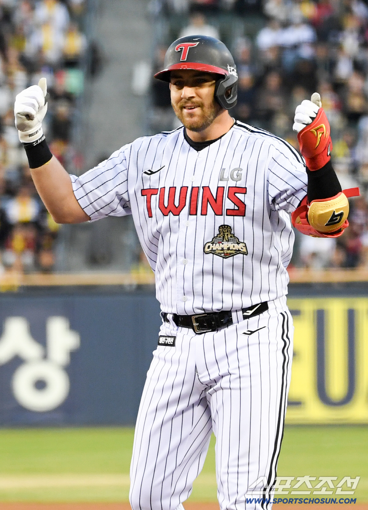 1일 잠실구장에서 열린 LG와 KIA의 경기. LG 오스틴이 안타를 날린 뒤 환호하고 있다. 잠실=박재만 기자 pjm@sportschosun.com/2026.04.01/