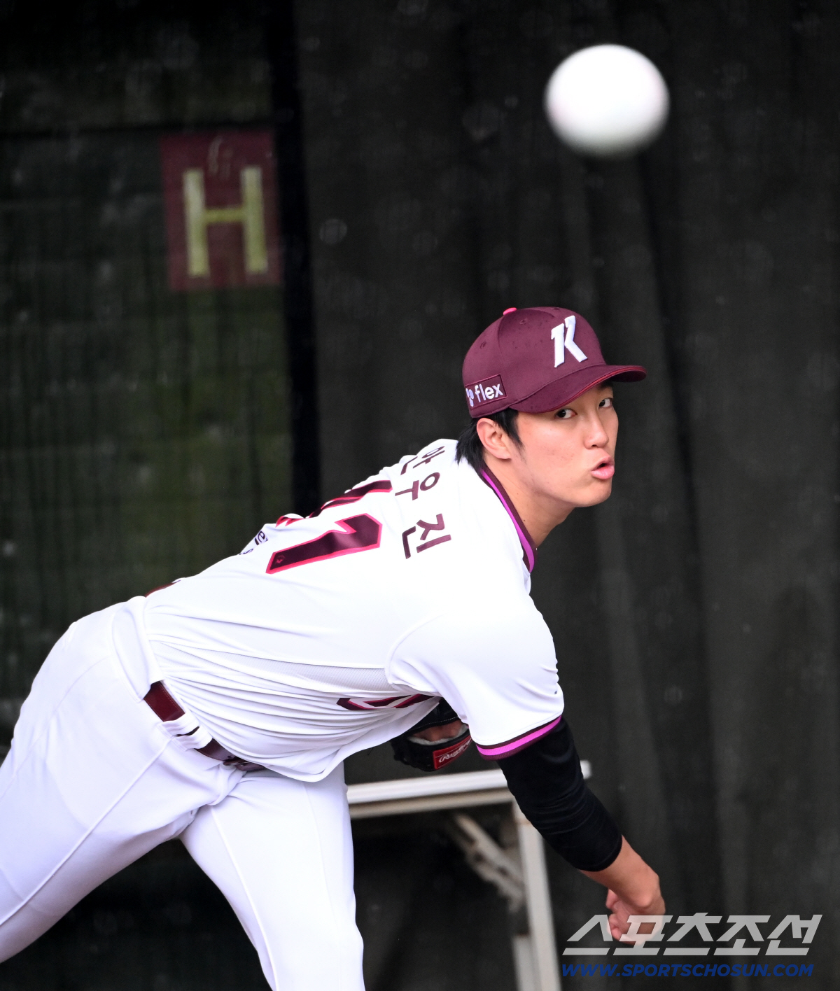 9일 고양히어로즈파크에서 열릴 예정이던 고양과 한화의 퓨쳐스리그 경기가 우천으로 취소됐다. 이날 경기 선발 등판 예정이던 안우진이 불펜피칭을 소화했다. 불펜에서 힘차게 공을 던지는 안우진의 모습. 고양=허상욱 기자 wook@sportschosun.com/2026.04.09/