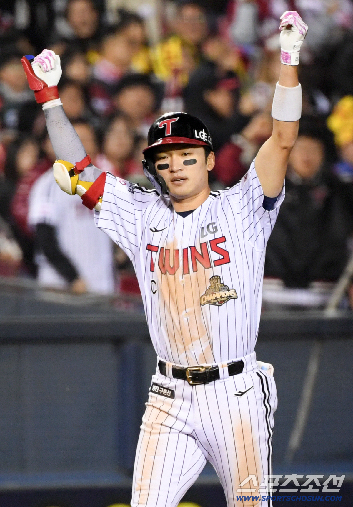 11일 잠실구장에서 열린 LG와 SSG의 경기. 8회말 무사 1,2루 LG 박해민이 역전 적시타를 날린 뒤 환호하고 있다. 잠실=박재만 기자 pjm@sportschosun.com/2026.04.11/