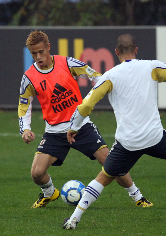 국가대표 시절 혼다(왼쪽) 연합뉴스