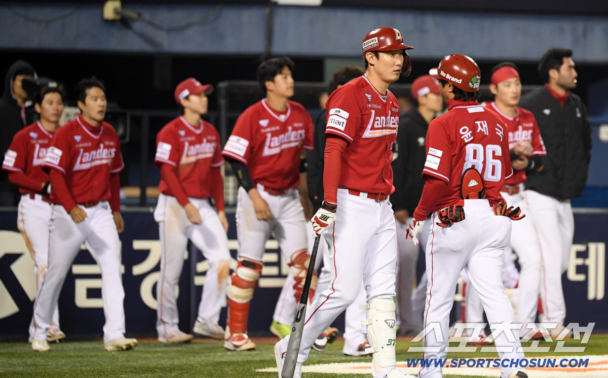 11일 잠실구장에서 열린 LG와 SSG의 경기. 패한 SSG 선수들이 아쉬워하고 있다. 잠실=박재만 기자 pjm@sportschosun.com/2026.04.11/