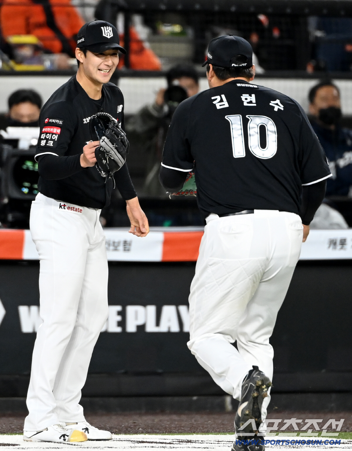 1일 대전한화생명볼파크에서 열린 KT와 한화의 경기. 7회말 2사 만루 KT 스기모토가 한화 오재원을 내야땅볼로 막아 이닝을 끝낸 후 김현수와 기뻐하고 있다. 대전=허상욱 기자 wook@sportschosun.com/2026.04.01/
