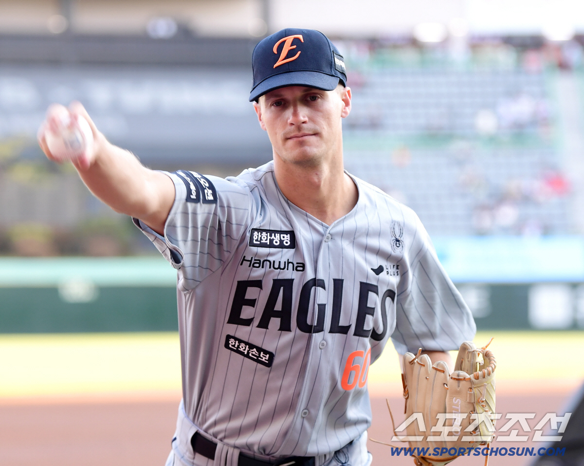 7일 인천 SSG랜더스필드에서 열리는 SSG와 한화의 경기. 포토타임 포즈를 취하고 있는 한화 새로운 외국인투수 쿠싱. 인천=송정헌 기자 songs@sportschosun.com/2026.04.07/