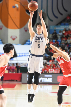 [6강PO 리뷰] '이정현-켐바오가 찢었다' 소노, 강적 SK 1차전 105-76으로 완파…PO초보가 PO전문 잡고 91% 확률 잡아