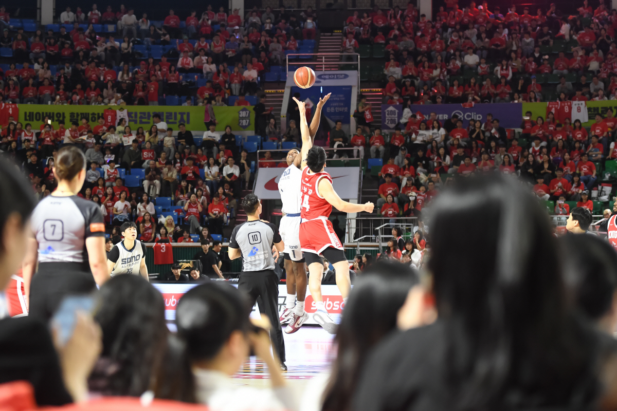 [6강PO 리뷰] '이정현-켐바오가 찢었다' 소노, 강적 SK 1차전 105-76으로 완파…PO초보가 PO전문 잡고 91% 확률 잡아