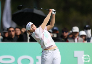 루키가 벌써 3승? 2026년은 김민솔의 해? 와이어 투 와이어로 통산 3승… 신인상 레이스 '단숨에 1위'[ iM금융오픈]