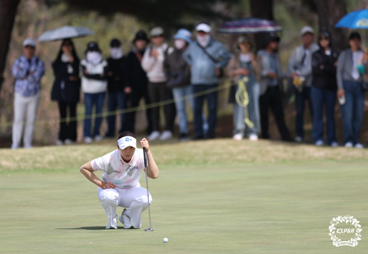 김민솔 iM 금융오픈 FR 5번홀 그린 파악