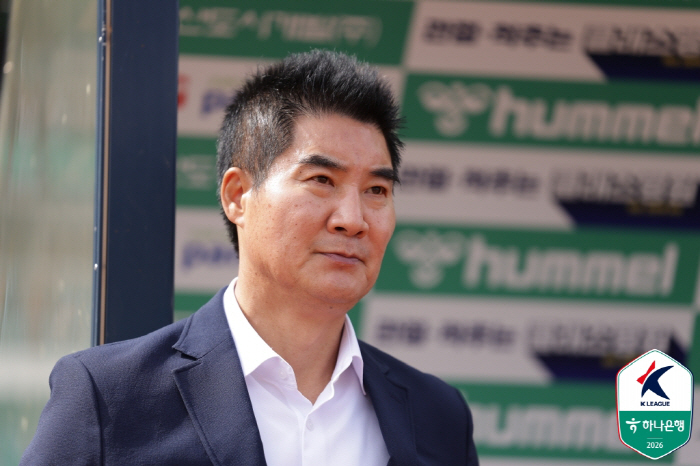 '185일 홈 무패' 전경준 감독, 안주는 없다 "나쁘지 않지만, 만족스럽지 않아"...'반등 목표' 최문식 감독 "달라진 모습 보여줘야"[현장 기자회견]