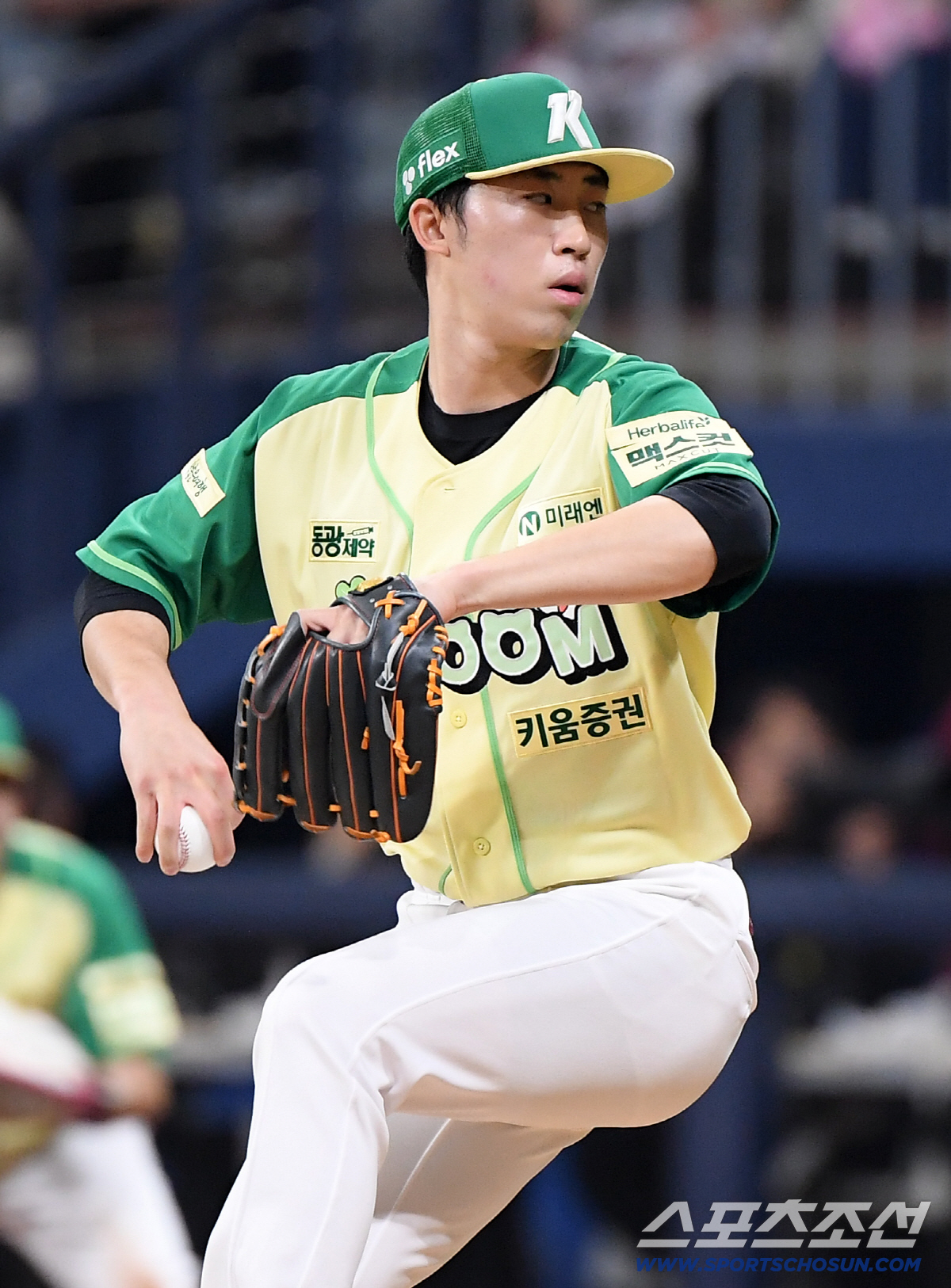 12일 서울 고척스카이돔에서 열린 롯데-키움전. 2회부터 마운드에 오른 배동현이 투구하고 있다. 고척=정재근 기자 cjg@sportschosun.com/2026.4.12/