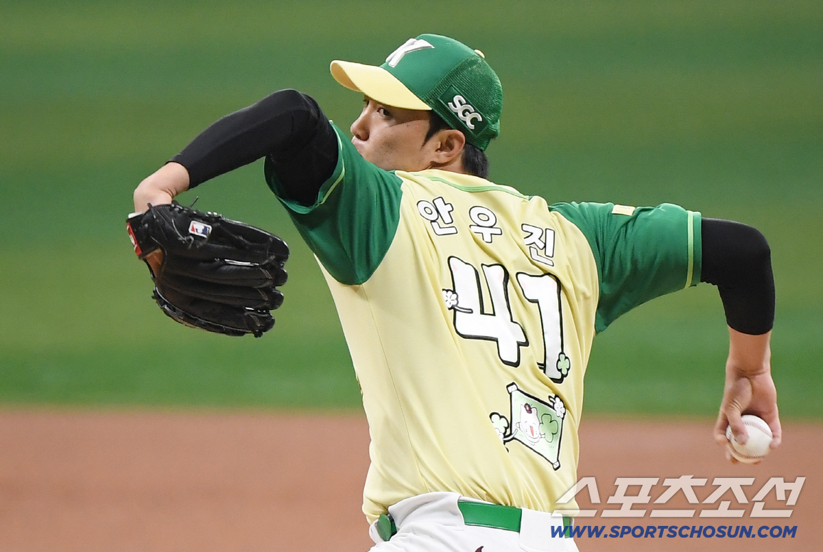 12일 서울 고척스카이돔에서 열린 롯데-키움전. 부상에서 복귀한 안우진이 선발로 등판해 투구하고 있다. 정재근 기자 cjg@sportschosun.com/2026.4.12/