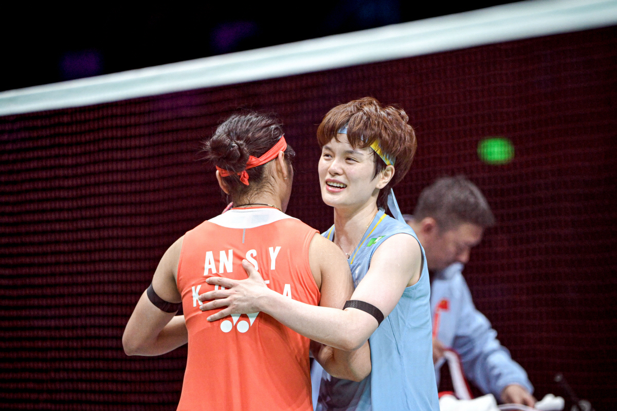 (260412) -- NINGBO, April 12, 2026 (Xinhua) -- Wang Zhiyi (R) of China greets An Se Young of South Korea after their women's singles final at the Badminton Asia Championships 2026 in Ningbo, east China's Zhejiang Province, April 12, 2026. (Xinhua/Jiang Han)