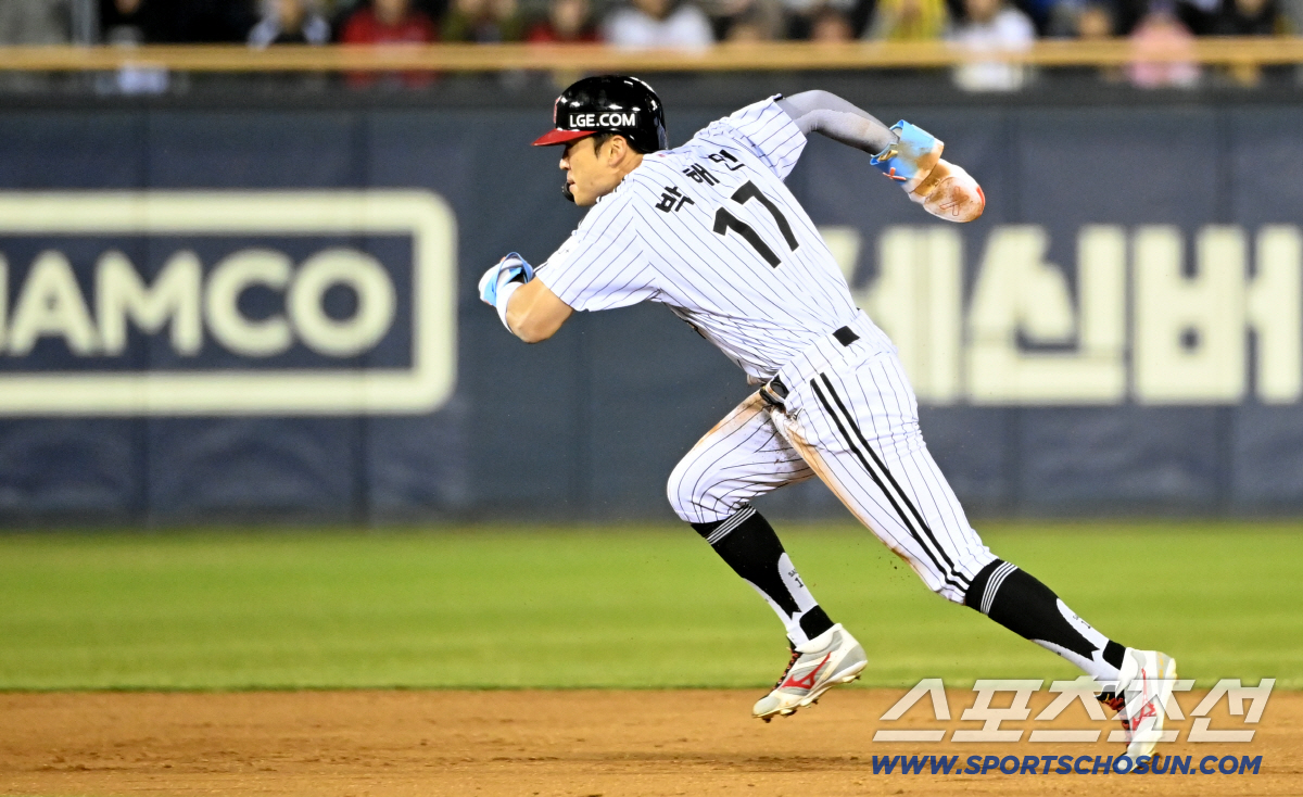 2일 잠실야구장에서 열린 KIA와 LG의 경기. 7회말 1사 1루 LG 홍창기 타석때 1루주자 박해민이 2루 도루를 성공한 뒤 공이 빠진 틈을 노려 3루로 질주하고 있다. 잠실=허상욱 기자 wook@sportschosun.com/2026.04.02/