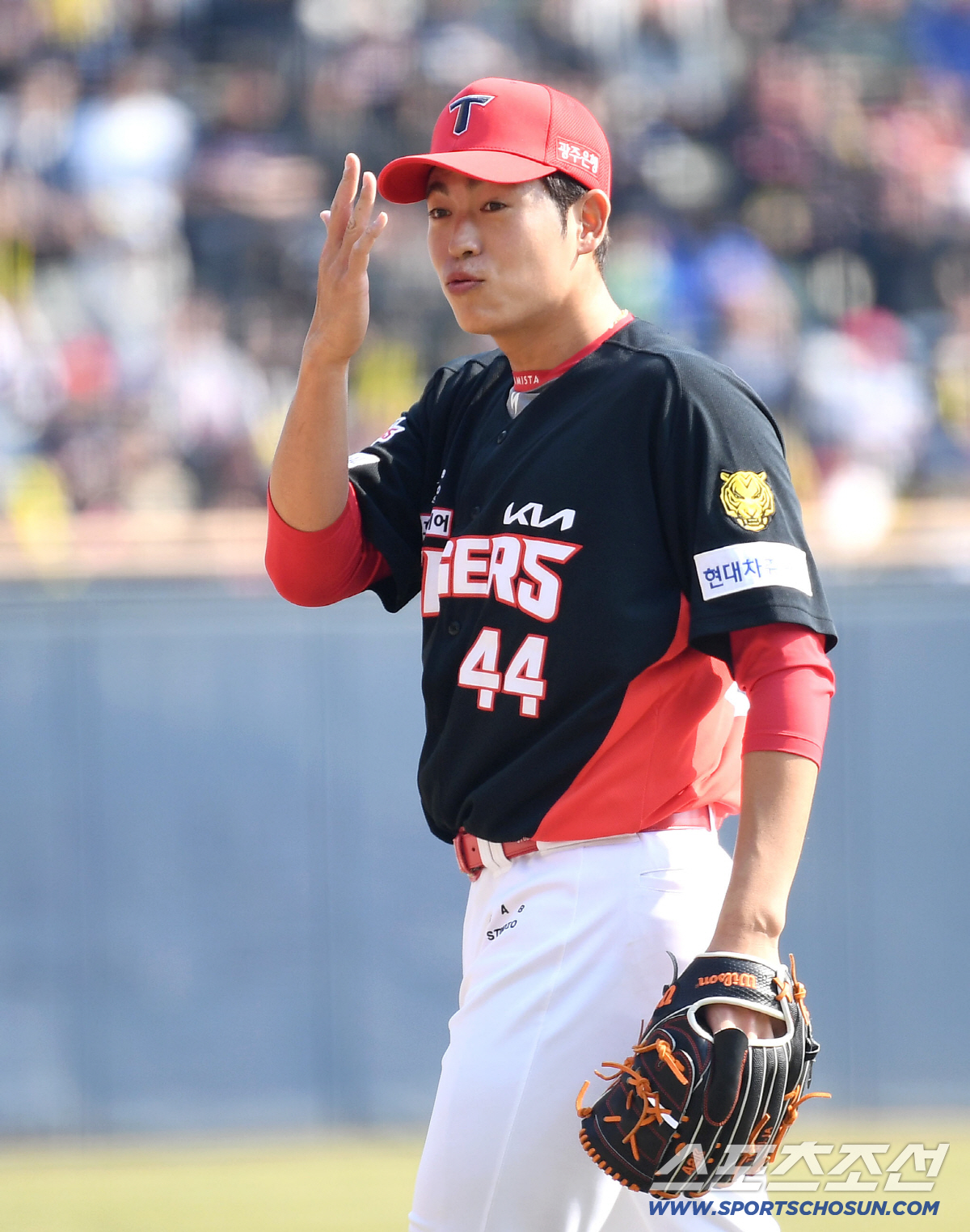 22일 잠실구장에서 열린 KBO리그 두산과 KIA의 시범 경기. 투구를 마치고 포수와 대화를 나누는 KIA 이태양. 잠실=송정헌 기자 songs@sportschosun.com/2026.03.22/