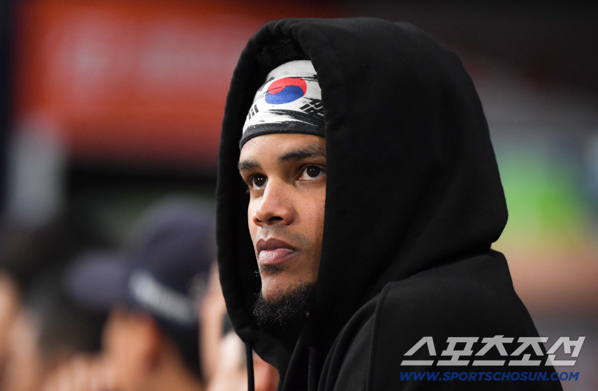 12일 서울 고척스카이돔에서 열린 롯데-키움전. 롯데 로드리게스가 더그아웃에서 경기를 지켜보고 있다. 고척=정재근 기자 cjg@sportschosun.com/2026.4.12/