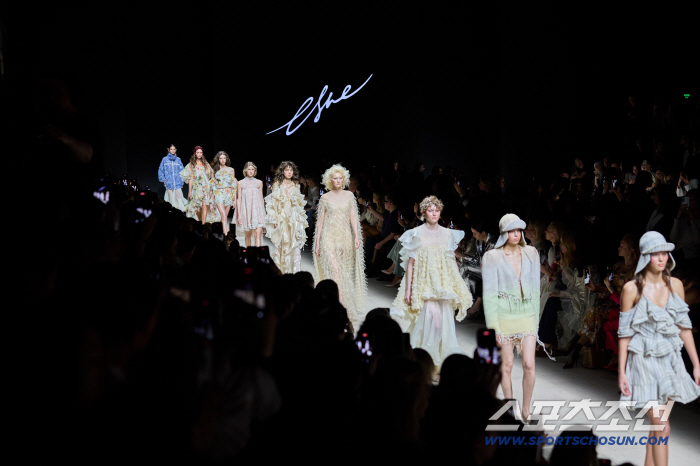 '벚꽃 시즌 아직 못 끝내!!!' 모스크바 패션위크에서 찾은 봄 코디 아이디어 어때?