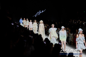 '벚꽃 시즌 아직 못 끝내!!!' 모스크바 패션위크에서 찾은 봄 코디 아이디어 어때?