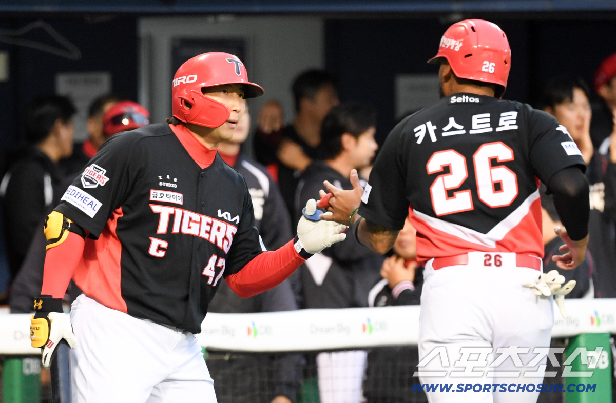 31일 잠실구장에서 열린 LG와 KIA의 경기. KIA 나성범이 카스트로를 반기고 있다. 잠실=박재만 기자 pjm@sportschosun.com/2026.03.31/