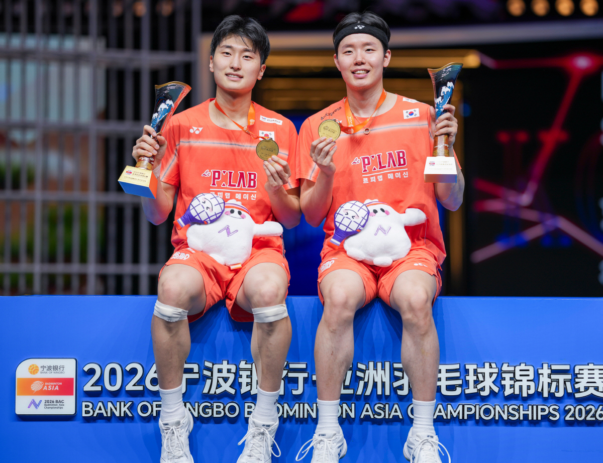 (260412) -- NINGBO, April 12, 2026 (Xinhua) -- First-placed Kim Won Ho (L)/Seo Seung Jae of South Korea pose during the men's doubles awarding ceremony at Badminton Asia Championships 2026 in Ningbo, east China's Zhejiang Province, April 12, 2026. (Xinhua/Sun Fei)
