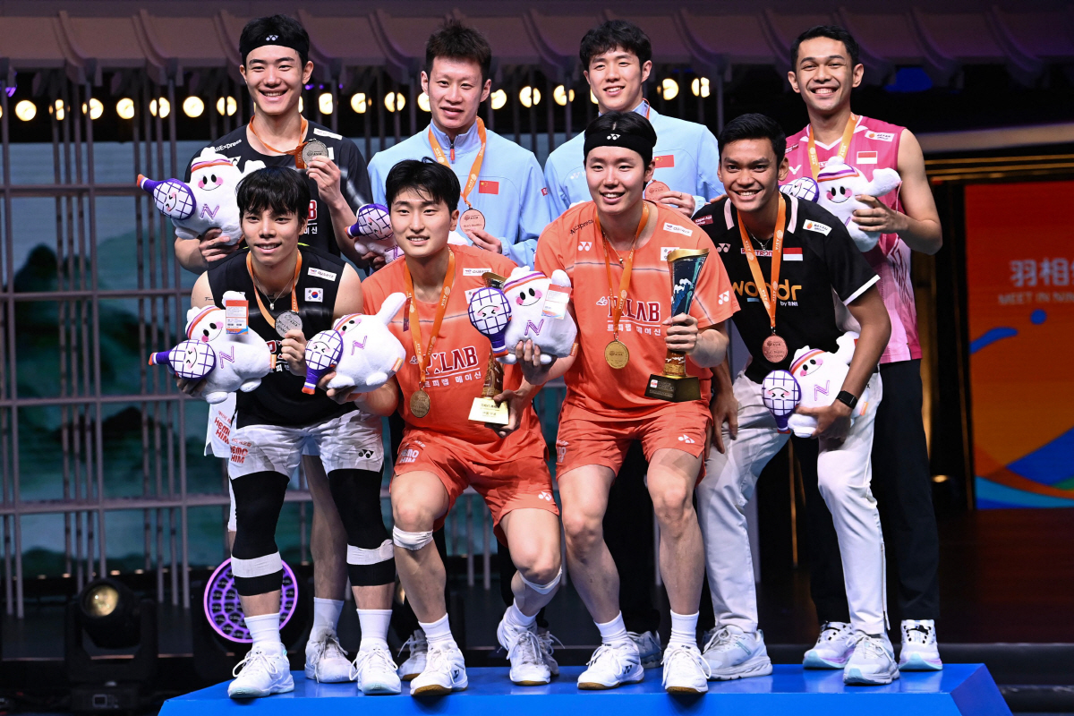 Gold medallists South Korea´s Kim Won-ho (Red/L) and Seo Seung-jae (Red/R), silver medallists South Korea´s Kang Min-hyuk (Top/L) and Ki Dong-ju (L) and bronze medallists China´s Ren Xiangyu (Top 2/L) and He Jiting (Top 2/R) and indonesia´s Fajar Alfian (L) and Muhammad Shohibul Fikri (2/R) pose with their medals during the award ceremony for the men's doubles final match at the Badminton Asia Championships in Ningbo, in China's eastern Zhejiang Province on April 12, 2026. (Photo by CN-STR / AFP) / China OUT