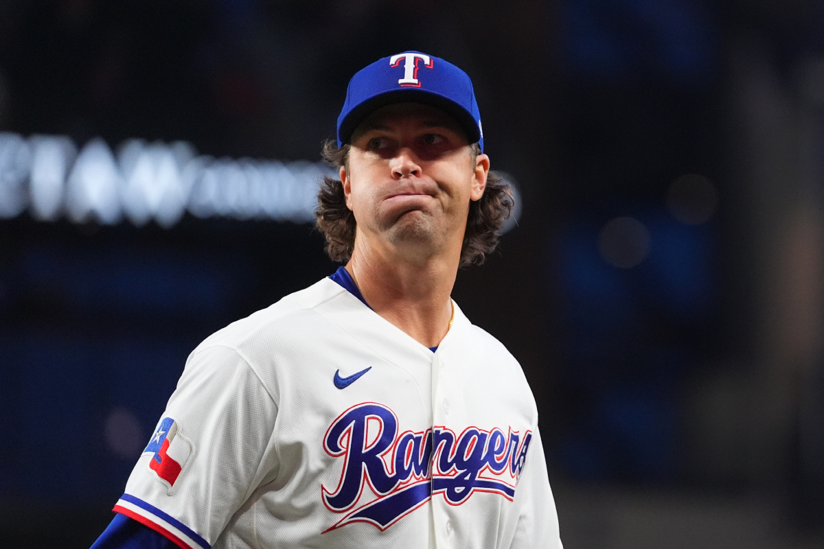 텍사스 레인저스 제이콥 디그롬이 지난 7일(한국시각) 시애틀 매리너스전에 등판해 4회 투구 도중 묘한 표정을 짓고 있다. AP연합뉴스