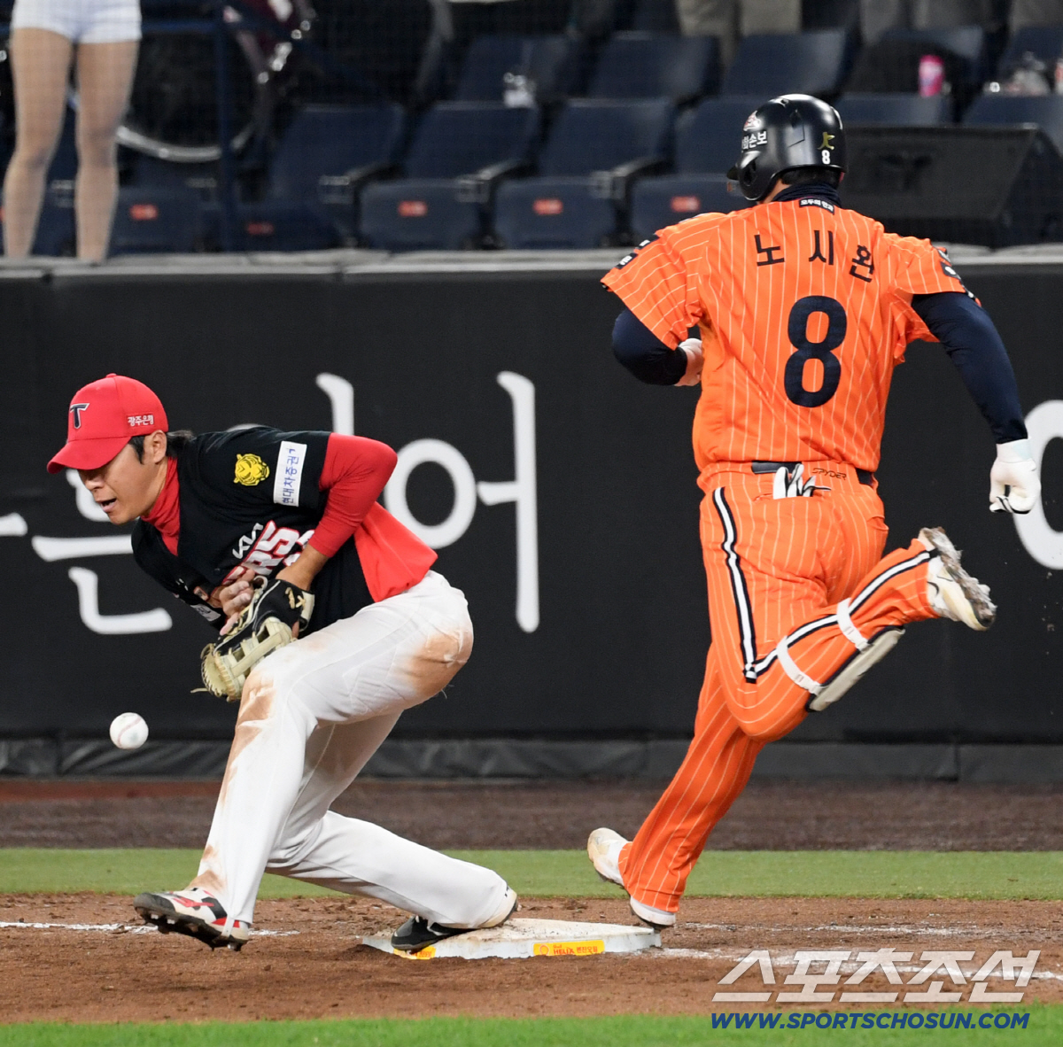 10일 대전 한화생명볼파크에서 열린 한화와 KIA의 경기. 9회말 무사 1루 한화 노시환 땅볼 때 KIA 1루구 김규성이 포구에 실패하고 있다. 대전=박재만 기자 pjm@sportschosun.com/2026.04.10/