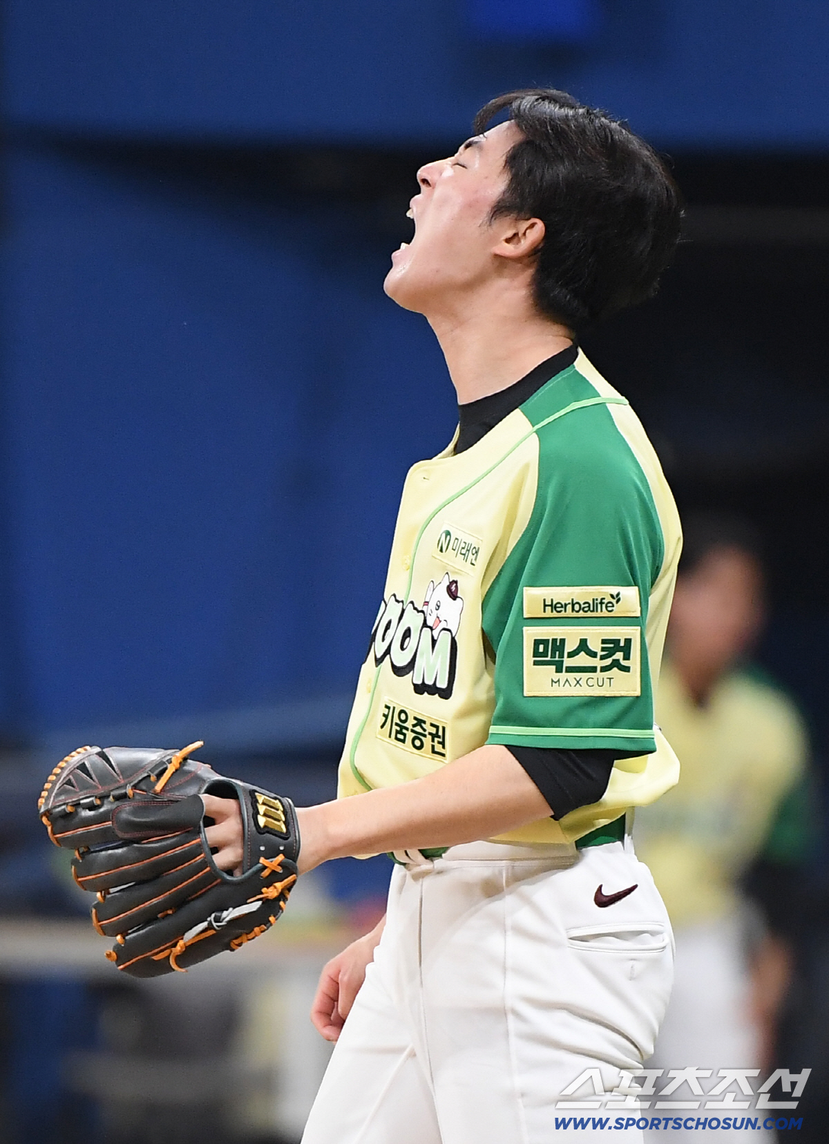 12일 서울 고척스카이돔에서 열린 롯데-키움전. 2회부터 마운드에 오른 배동현이 7회까지 무실점으로 호투했다. 7회초 2사 손호영을 삼진으로 돌려세운 배동현이 환호하고 있다. 고척=정재근 기자 cjg@sportschosun.com