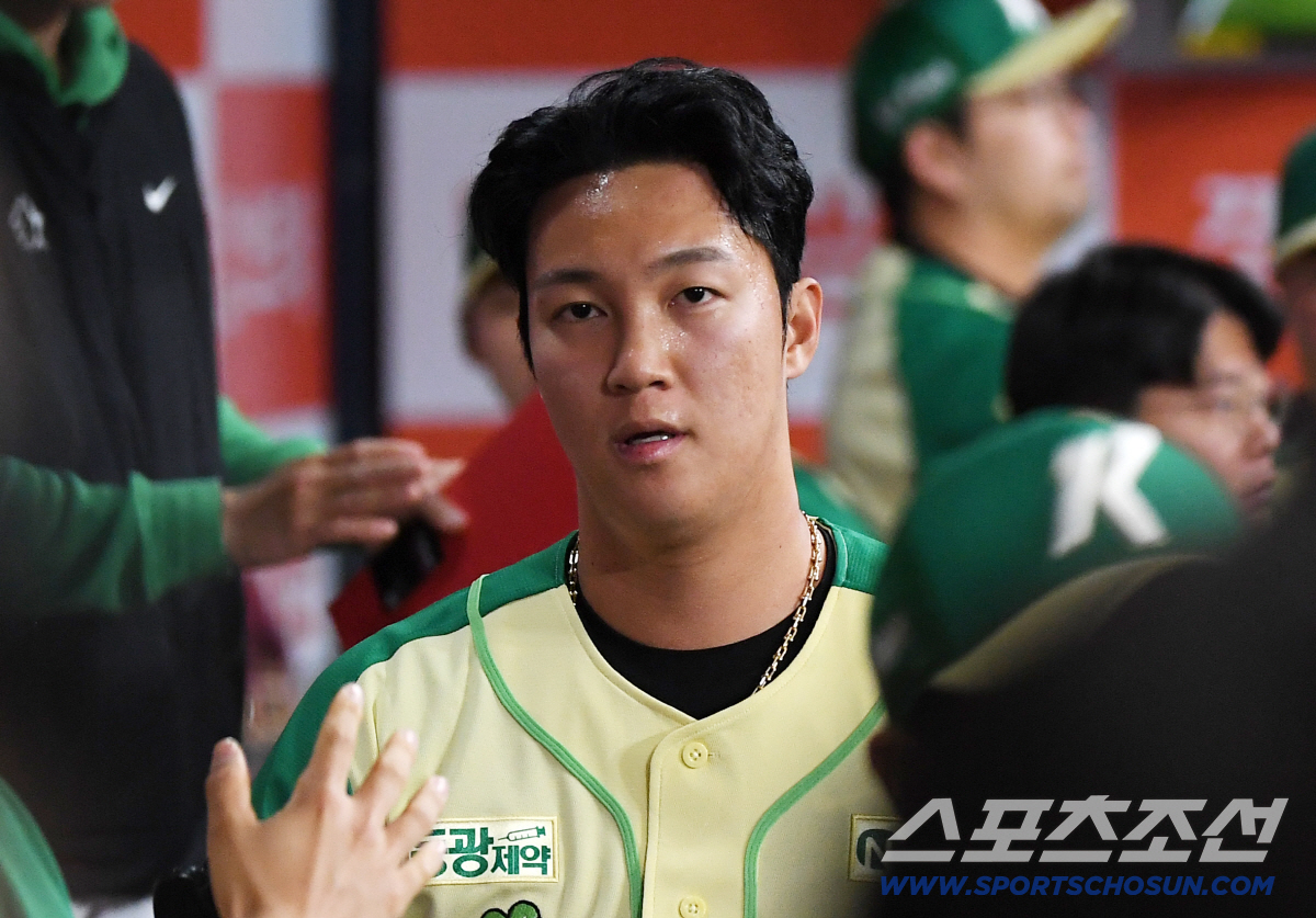 12일 서울 고척스카이돔에서 열린 롯데-키움전. 부상에서 복귀한 안우진이 선발로 등판해 예정된 1이닝 투구를 마친 후 들어오고 있다. 정재근 기자 cjg@sportschosun.com