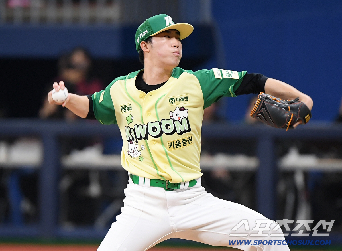 12일 서울 고척스카이돔에서 열린 롯데-키움전. 2회부터 마운드에 오른 배동현이 7회까지 무실점으로 호투했다. 고척=정재근 기자 cjg@sportschosun.com