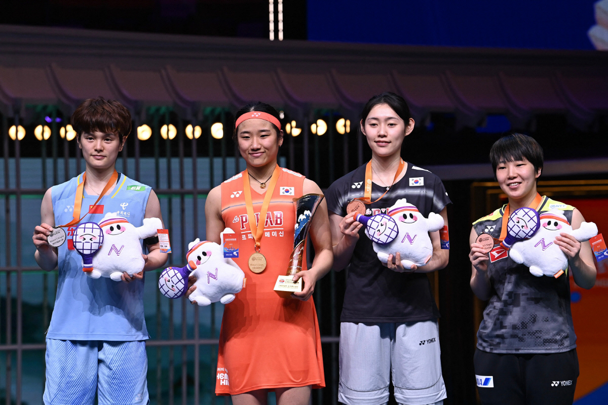 Gold medallist South Korea's An Se-young (2/L), silver medallist China's Wang Zhiyi (L) and bronze medallists South Korea?s Sim Yu-jin (2/R) and Japan´s Akane Yamaguchi pose on the podium during the award ceremony for the women's singles final match at the Badminton Asia Championship in Ningbo, eastern China's Zhejiang province on April 12, 2026. Zhejiang Province on April 12, 2026. (Photo by CN-STR / AFP) / China OUT