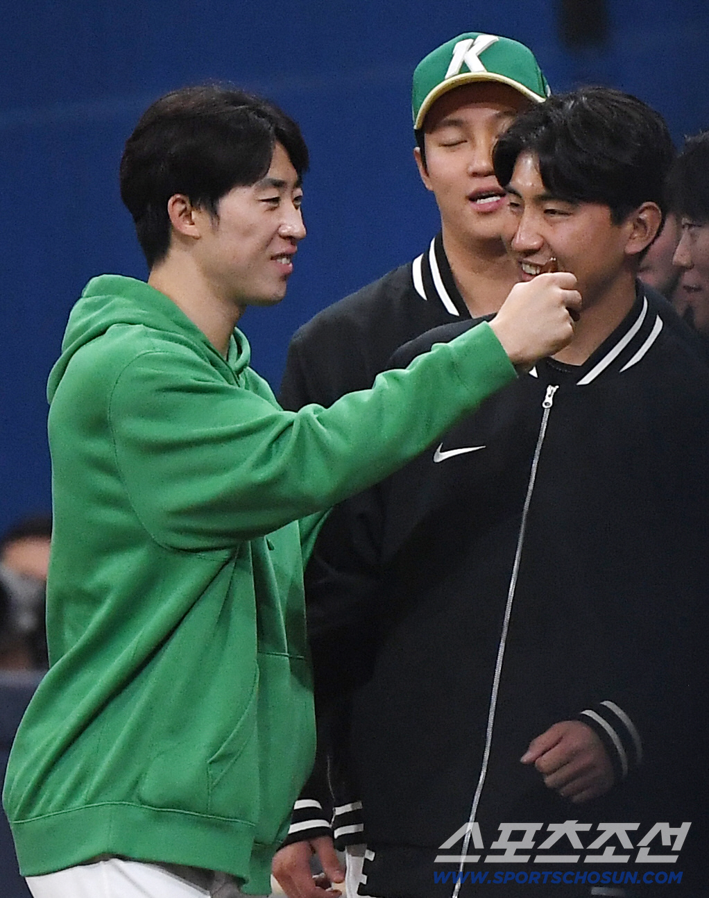 12일 서울 고척스카이돔에서 열린 롯데-키움전. 키움이 2대0으로 승리했다. 6이닝 무실점으로 승리투수가 된 배동현이 동료들의 축하를 받고 있다. 고척=정재근 기자 cjg@sportschosun.com/2026.4.12/