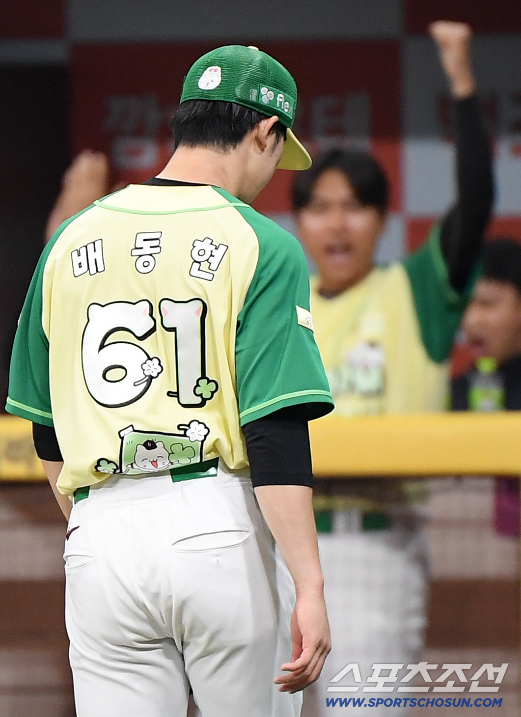 12일 서울 고척스카이돔에서 열린 롯데-키움전. 2회부터 마운드에 오른 배동현이 6회까지 무실점 투구를 이어가자 동료들이 환호하고 있다. 고척=정재근 기자 cjg@sportschosun.com/2026.4.12/