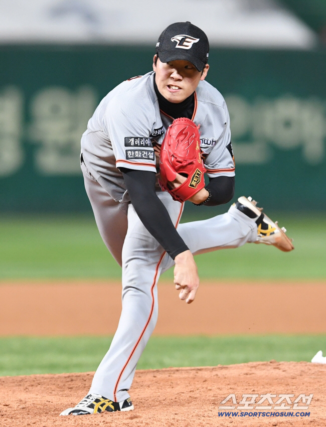 8일 인천 SK행복드림구장에서 KBO리그 SK 와이번스와 한화 이글스의 경기가 열렸다. 한화 김성훈이 힘차게 투구하고 있다. 인천=송정헌 기자 songs@sportschosun.com/2019.05.08/