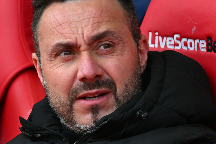 데뷔전 패배로 14경기 연속 무승 수렁! 토트넘 데 제르비 감독의 큰 소리 "한 경기만 이기면 모든 걸 바꿀 수 있다"