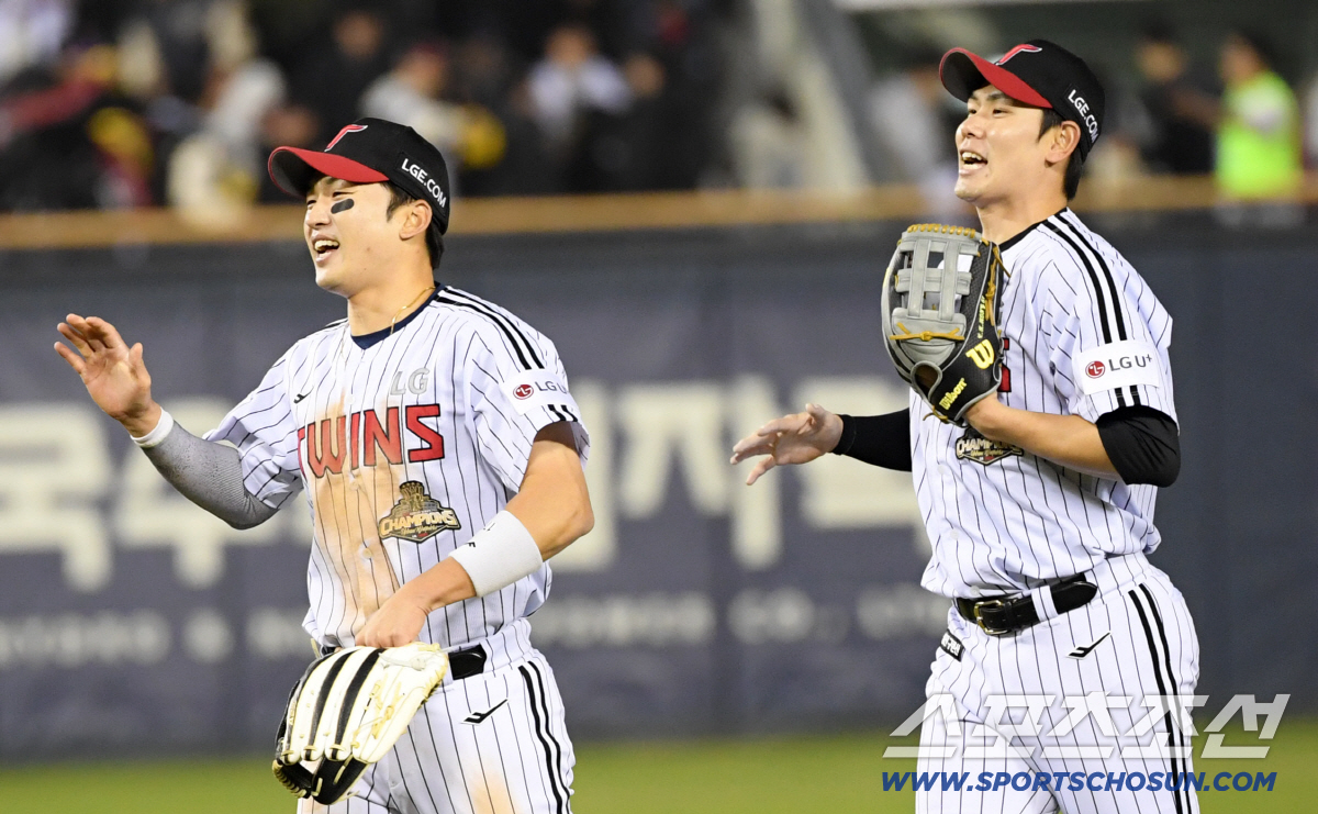 11일 잠실구장에서 열린 LG와 SSG의 경기. 승리한 LG 박해민, 홍창기가 기뻐하고 있다. 잠실=박재만 기자 pjm@sportschosun.com/2026.04.11/