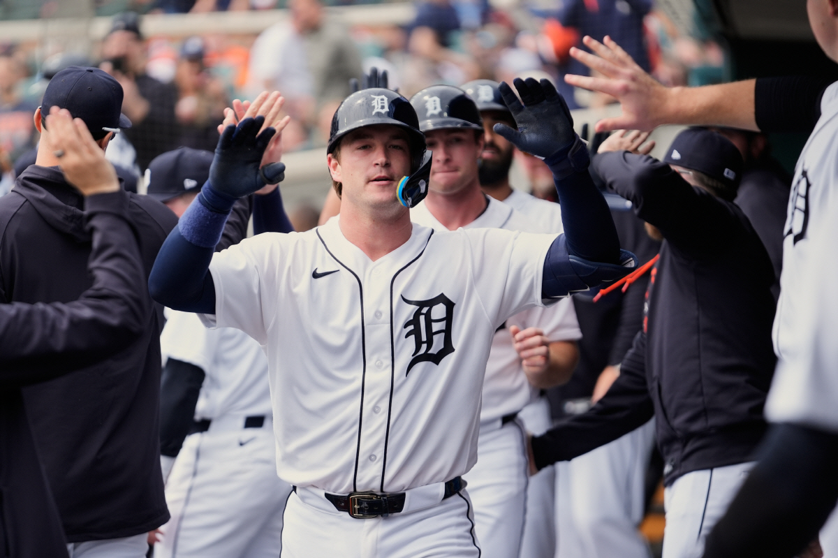 딜런 딩글러가 1회말 선제 3점 홈런을 터뜨리고 들어와 동료들의 축하를 받고 있다. AP연합뉴스