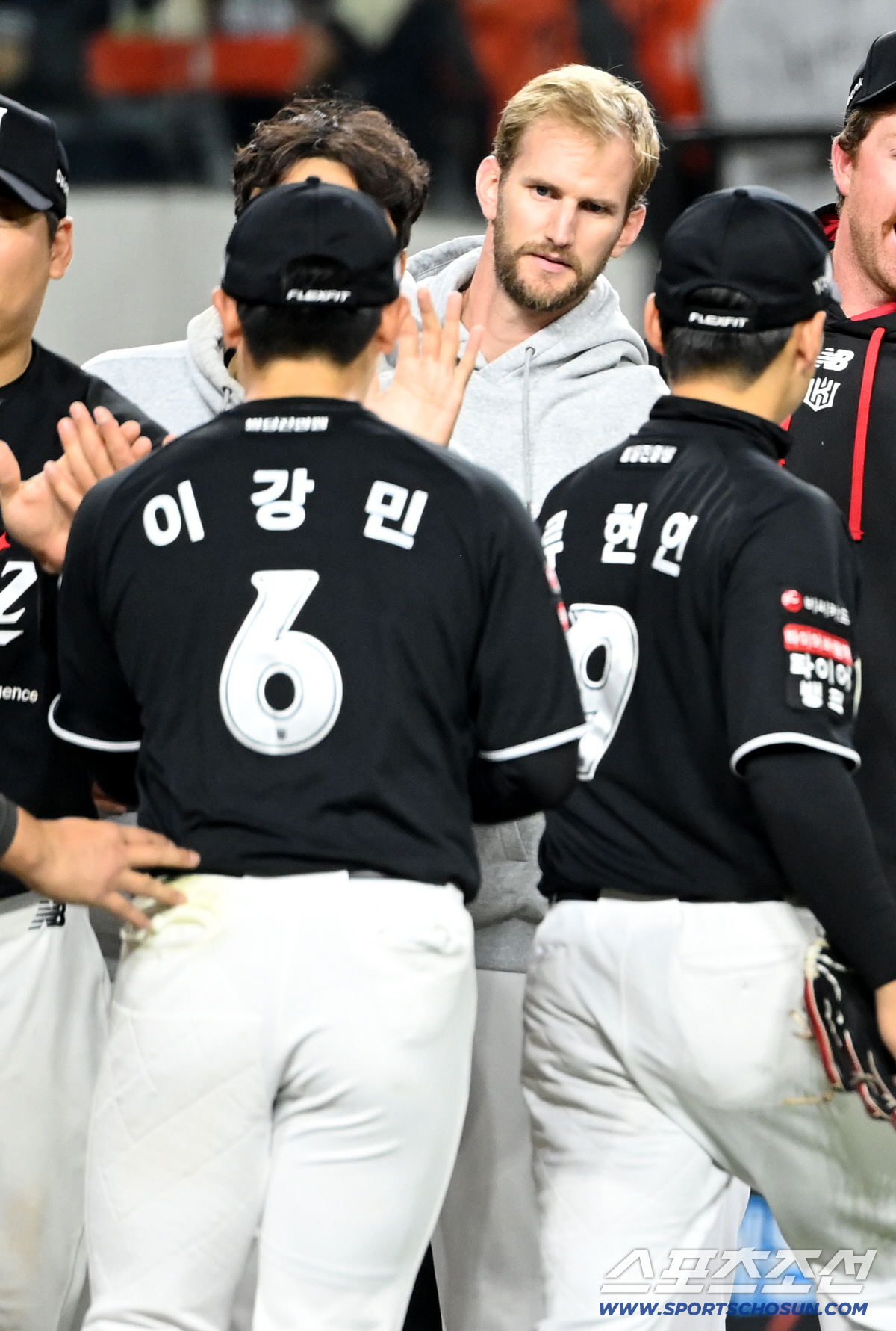 31일 대전한화생명볼파크에서 열린 KT와 한화의 경기. KT가 9대4로 승리하며 개막 3연승을 달렸다. 동료들을 맞이하는 승리투수 보쉴리의 모습. 대전=허상욱 기자 wook@sportschosun.com/2026.03.31/