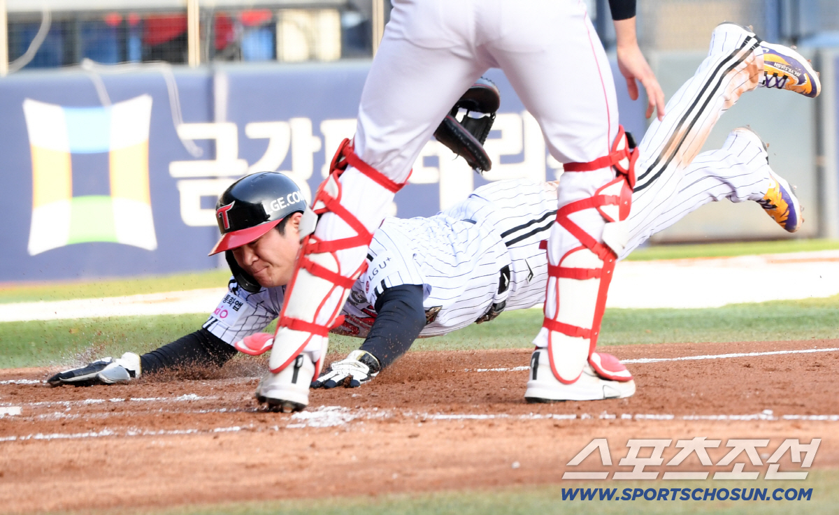 11일 잠실구장에서 열린 LG와 SSG의 경기. 2회말 1사 2,3루 LG 박동원 희생타 때 오지환이 홈을 파고들고 있다. 잠실=박재만 기자 pjm@sportschosun.com/2026.04.11/